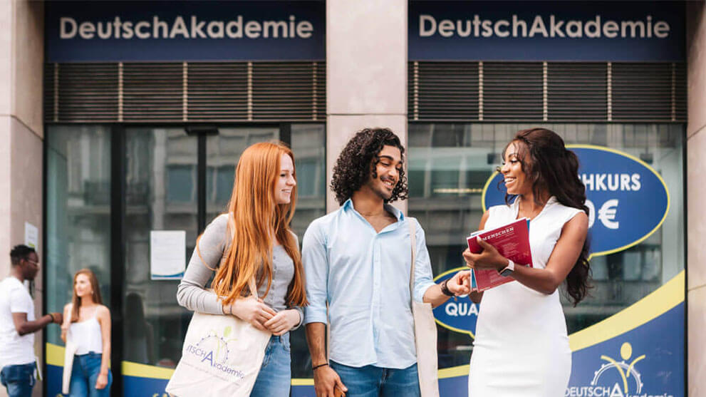 Teilnehmende vor unserer Deutsch-Sprachschule
